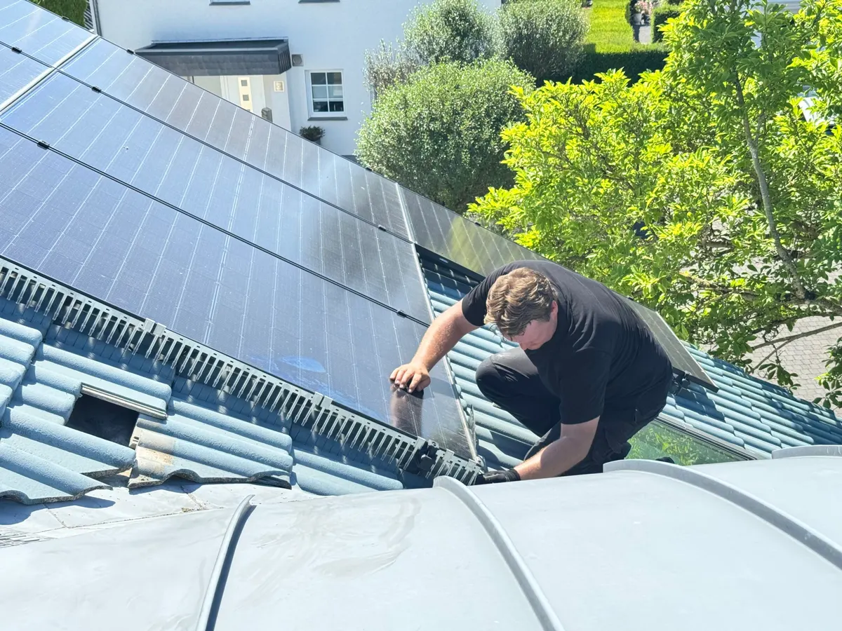 Taubenabwehr an einer Photovoltaik-Anlage — fertig montiert